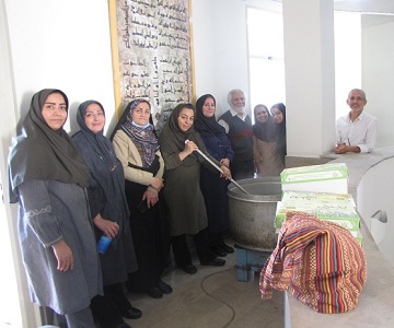 پخت و توزیع آش نذری توسط کارمندان دانشکده هنر و معماری
