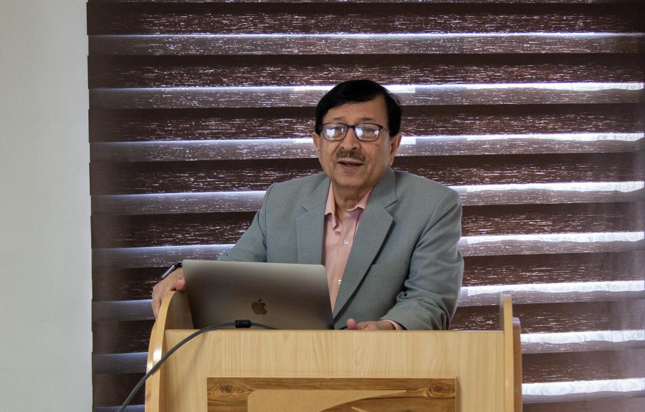 سخنرانی یکی از دانشمندان مسلمان حاضر در مراسم اعطای جایزه مصطفی (ص) در دانشکده علوم پزشکی