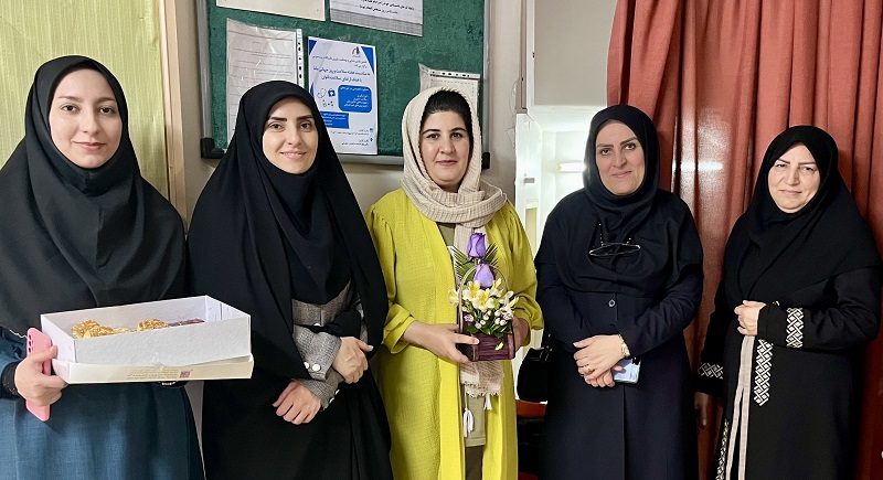 اهدای گل به دانشجویان خوابگاه دختران به مناسبت ولادت حضرت معصومه (س) و گرامیداشت روز دختر
