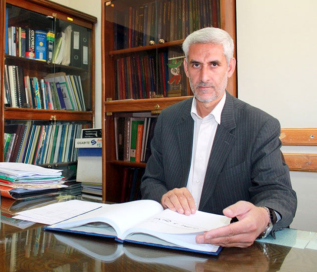 اهدای کتاب‌ توسط عضو هیأت علمی دانشگاه به کتابخانه پردیس کشاورزی